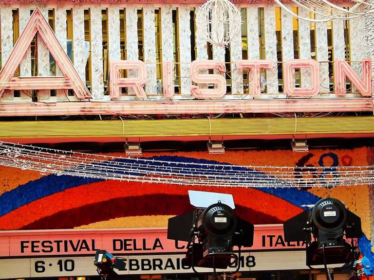 Sanremo 2026, biglietti a prezzi folli (per qualcuno è gratis): come